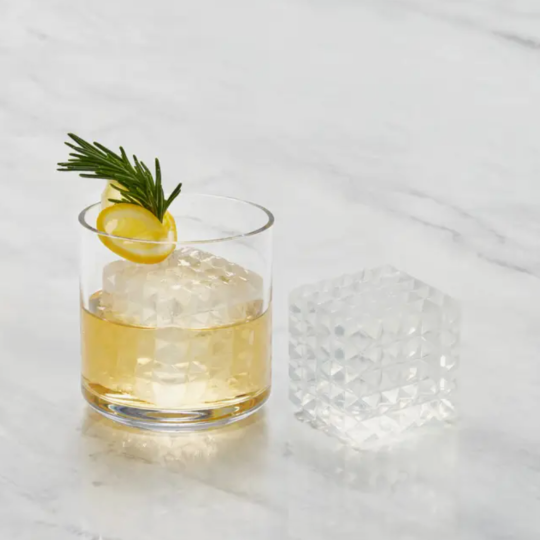 Silicone ice cube mold in the shape of a square prism to elevate your cocktail to the next level.