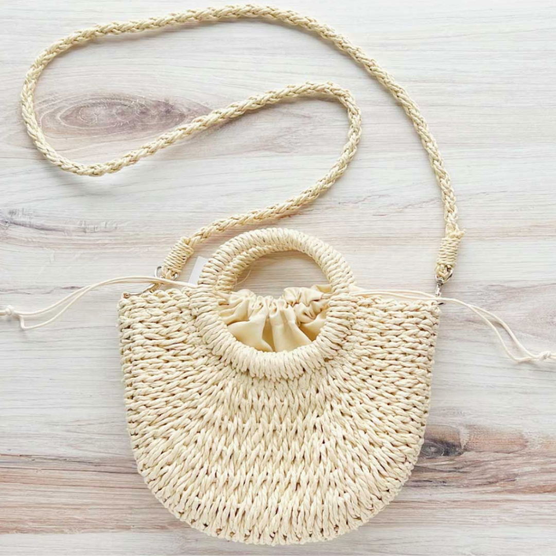 Stylish straw bag, easily convertible from tote to crossbody, an essential accessory for beach days.