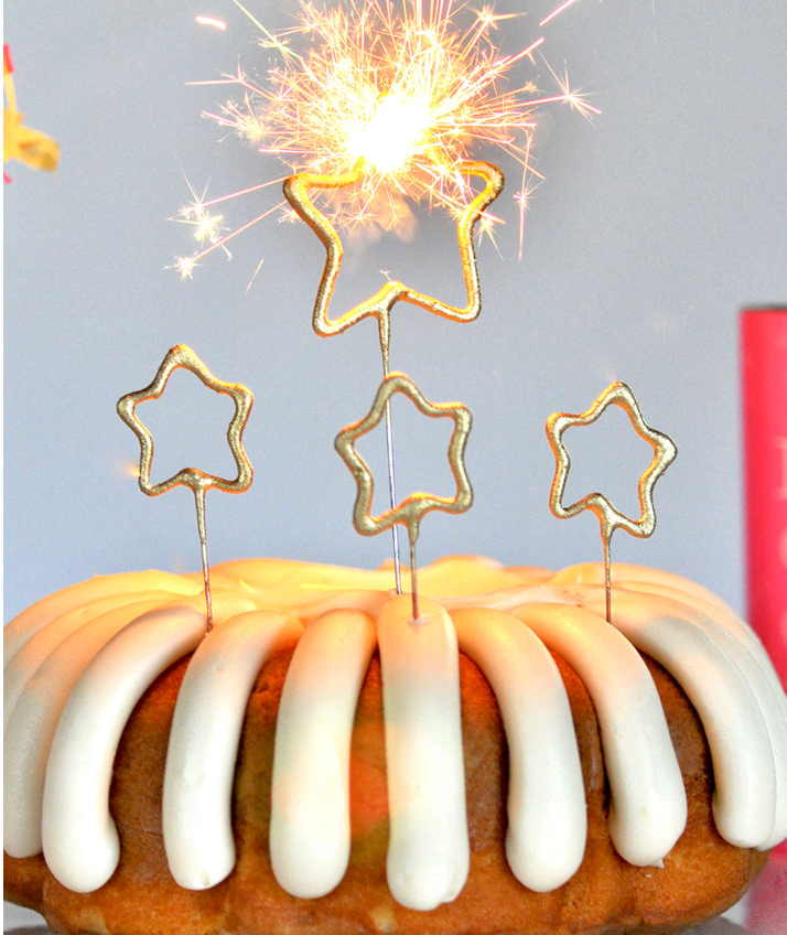 Gleaming gold star sparkler candle adds a touch of magic to your cake, perfect for celebrating special moments with a dazzling display.