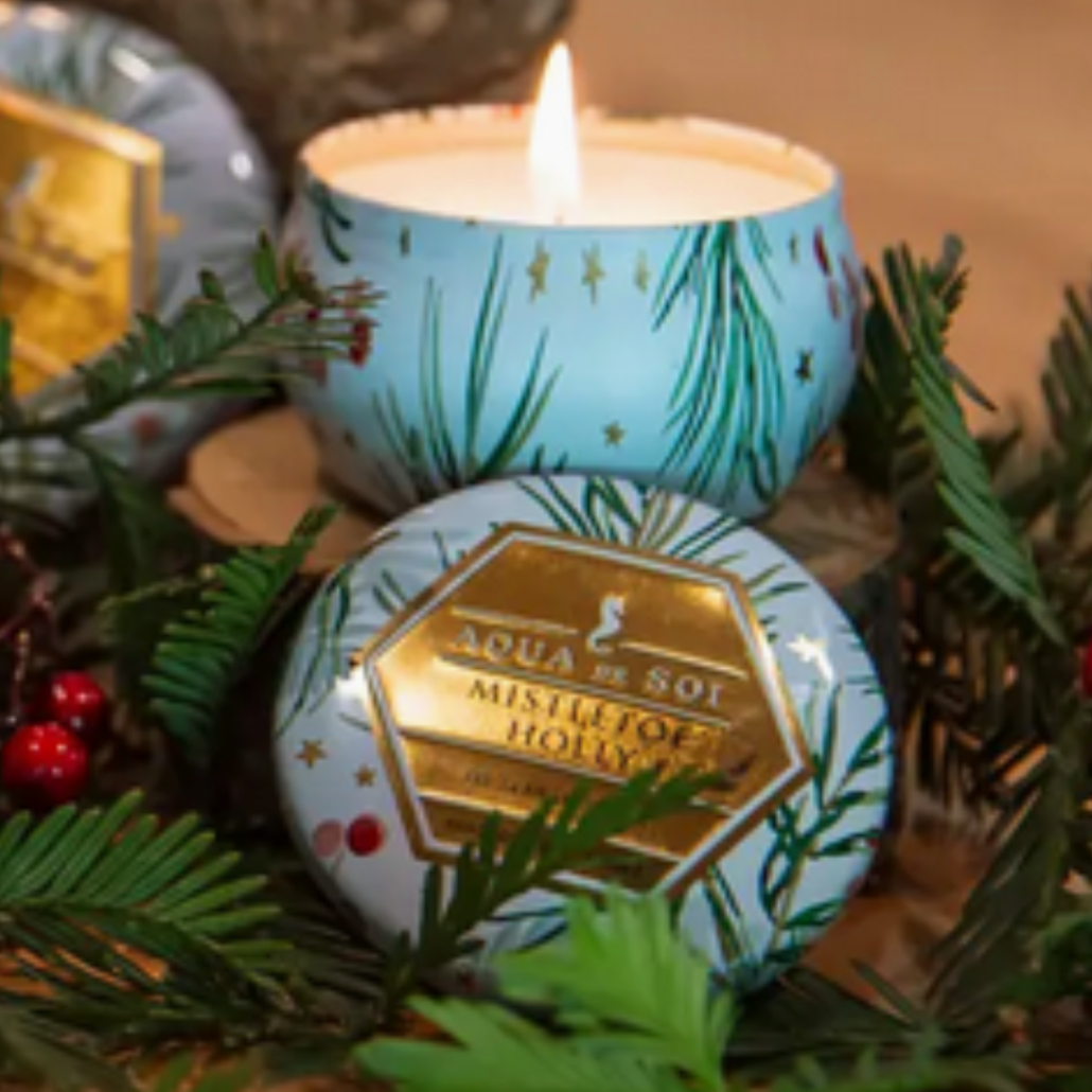 Relax with Aqua de Soi's 4-ounce soy candle. Made with Kosher soy oil and 100% cotton wicks, this Mistletoe & Holly candle offers a soot-free, toxin-free burn with a scent of snow-covered Fraser fir, balsam cedar, and juniper berry.