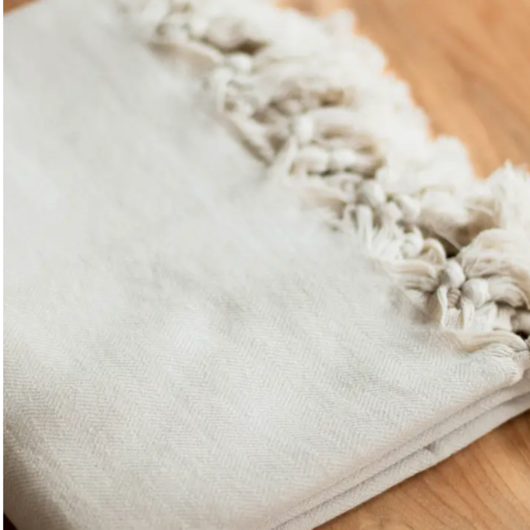 Me To You Box exclusive – Turkish Pure Cotton Towel. Wrap yourself in comfort with this airy, pure cotton towel. Customize your gift box and elevate your gifting experience.