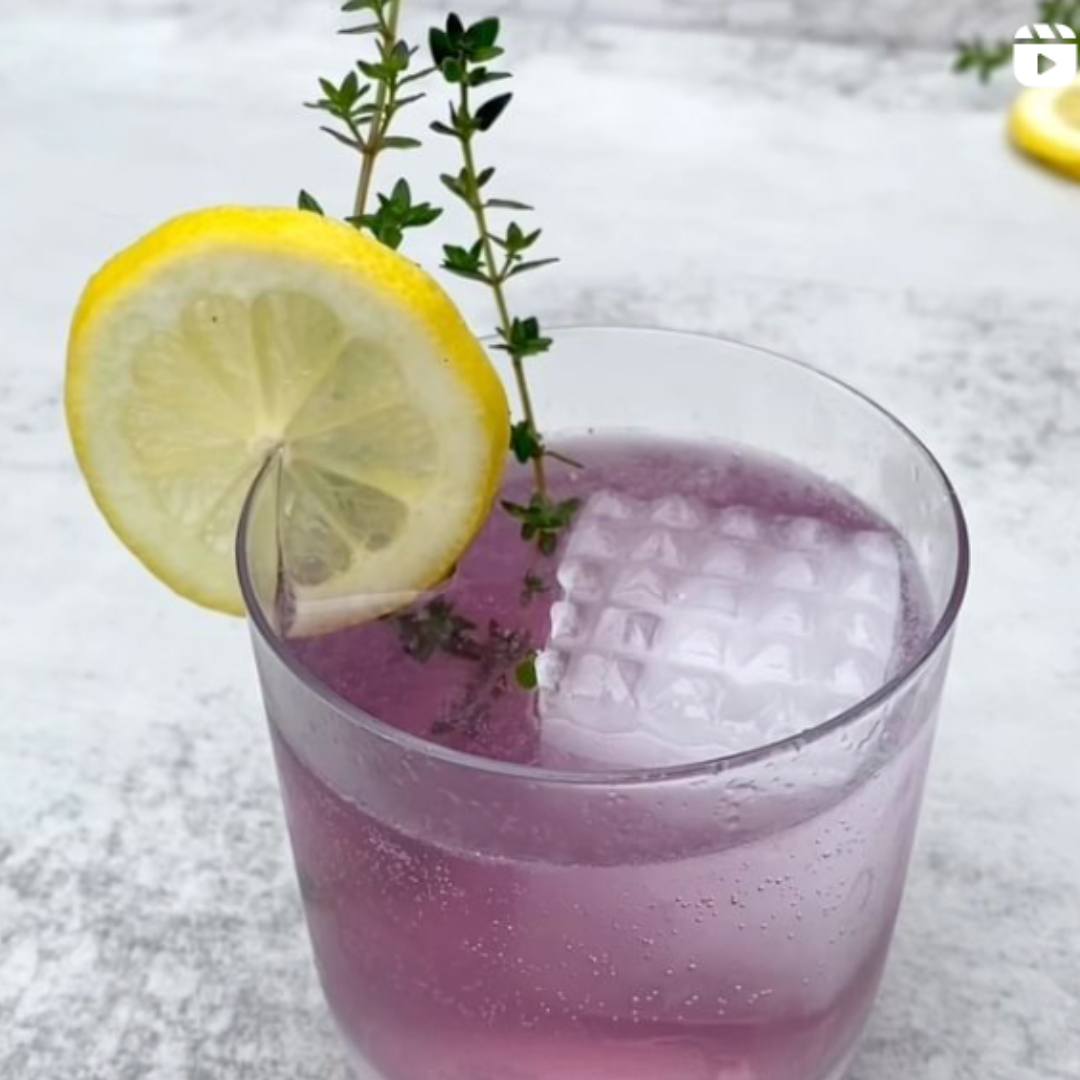 Create crystal-clear ice prisms with the user-friendly Silicone Prism Cocktail Ice Mold. Ideal for mixology enthusiasts. Customize your gift box at Me To You Box with this stylish addition.